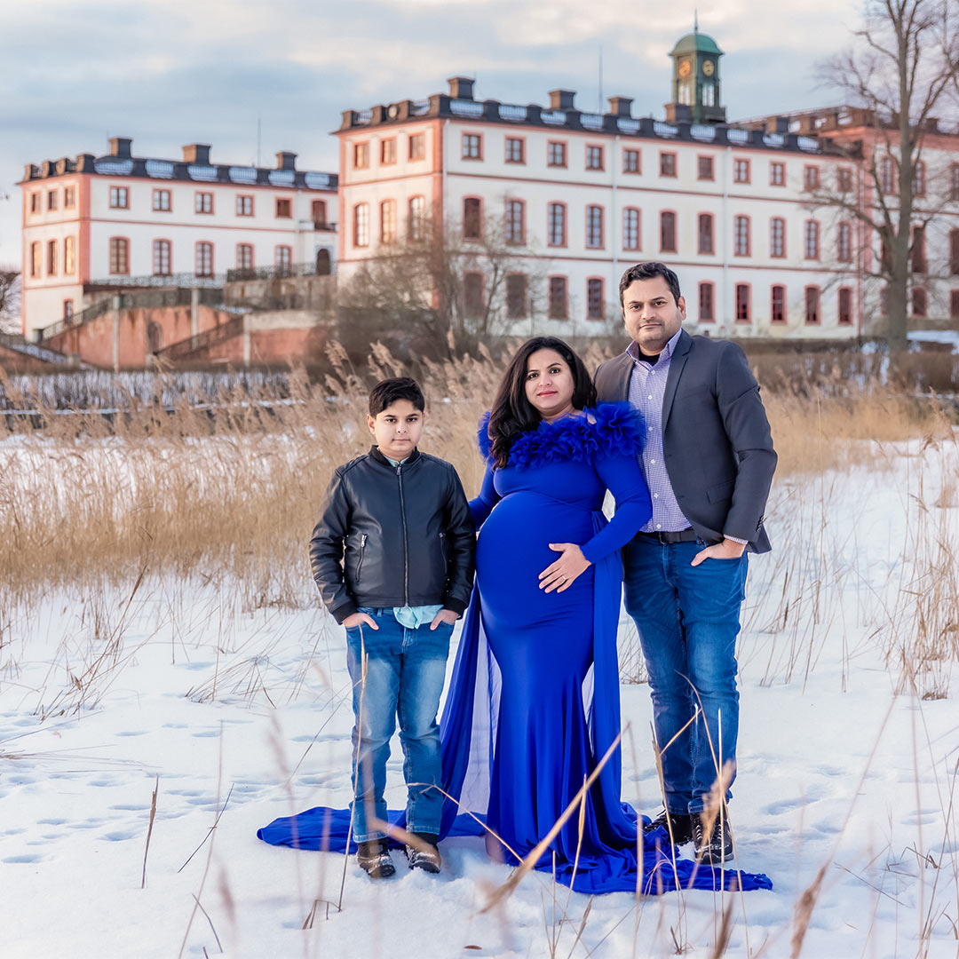 Gravidfotografering med familj vid Tullgarns slott.