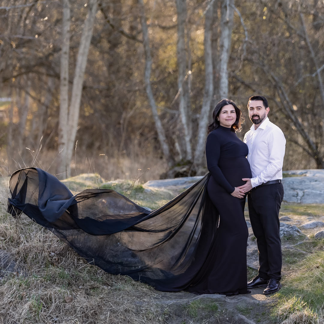 Gravidfotografering med vackert par i stilrent svart och vitt.
