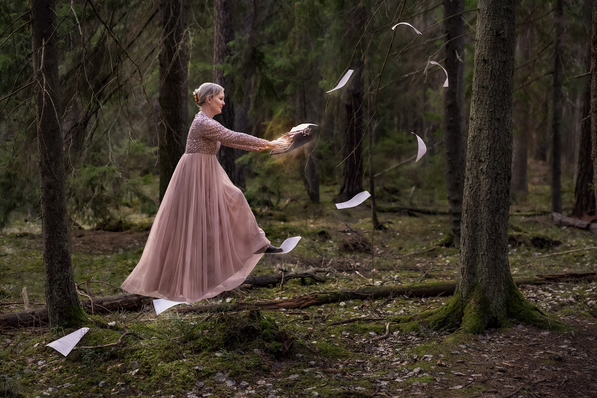 En författare skriver på en gammal skrivmaskin. När ett blad är skrivet flyger det och lägger sig som en trappa upp i luften som författaren går upp på.