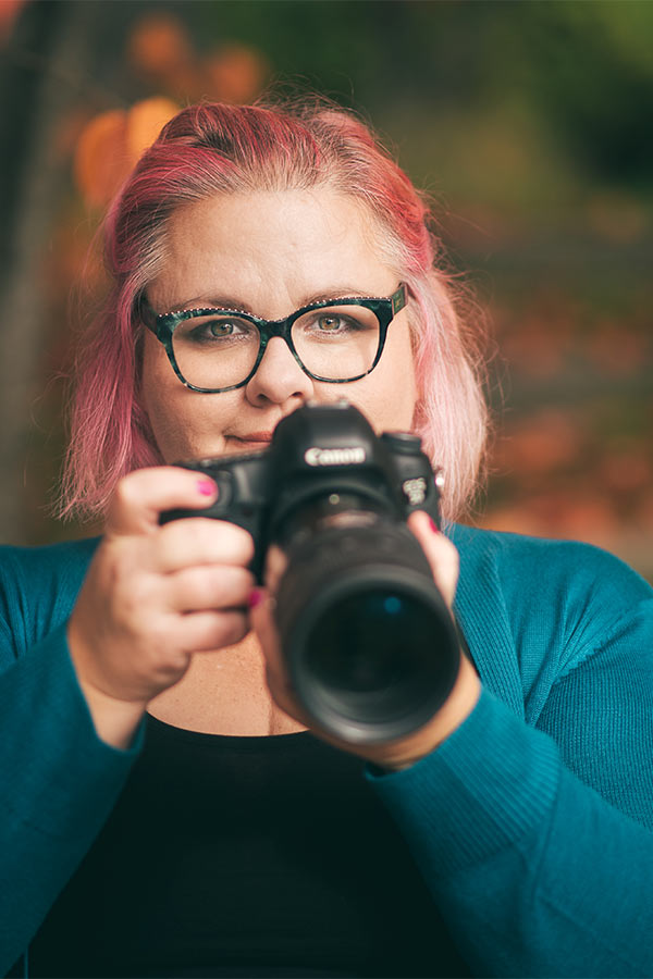 Fotograf Linda Holmkratz blir fotograferad när hon fotograferar.