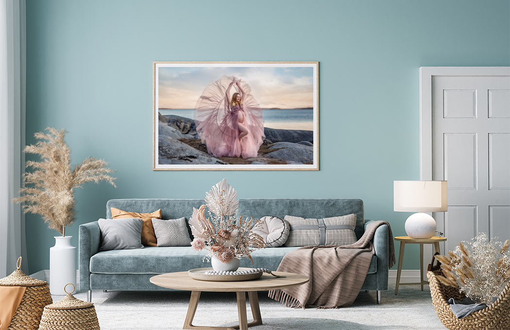 Ett modernt vardagsrum med stilfull inredning. På väggen hänger en tavla som är ett fotografi från en gravidfotografering av gravidfotograf Linda Holmkratz.