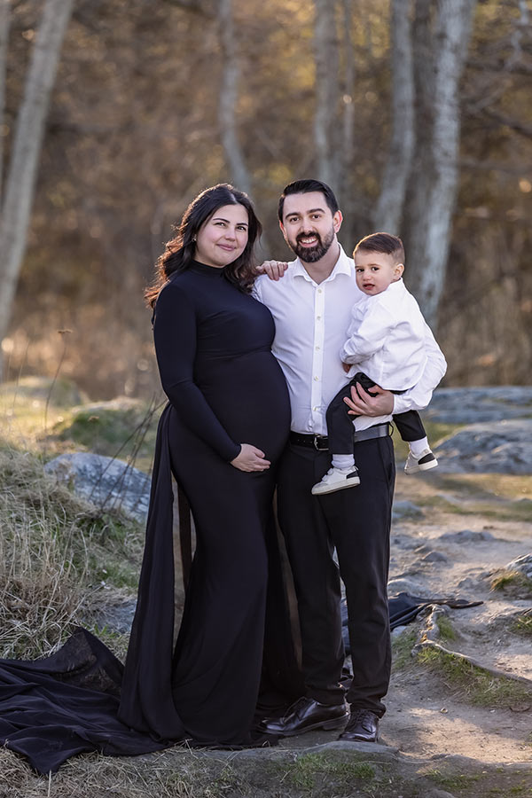 Gravidfotografering med stilig familj i svart och vitt.
