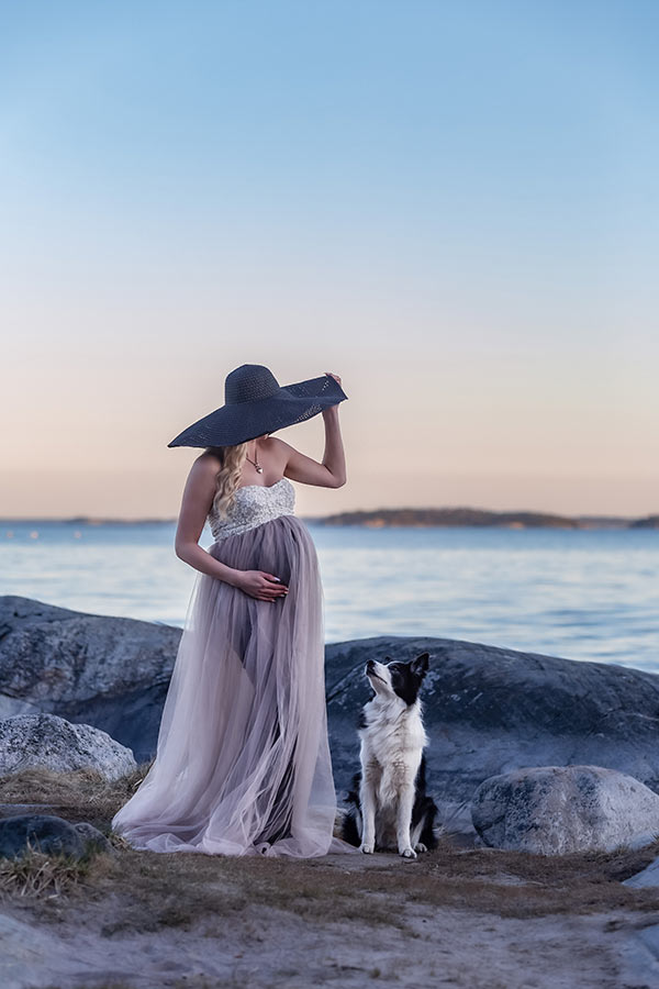 Gravidfotografering vid havet med den blivande mamman och hennes hund.