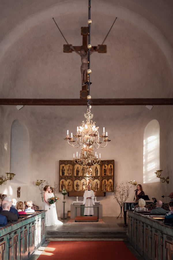 Inuti vackra Gamla Uppsala kyrka.