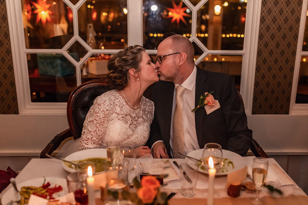 Brudparets kyss vid honörsbordet.