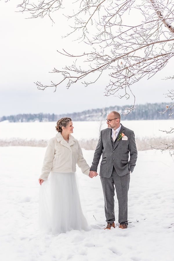Bröllopsfotografering om vintern i snöklätt landskap.