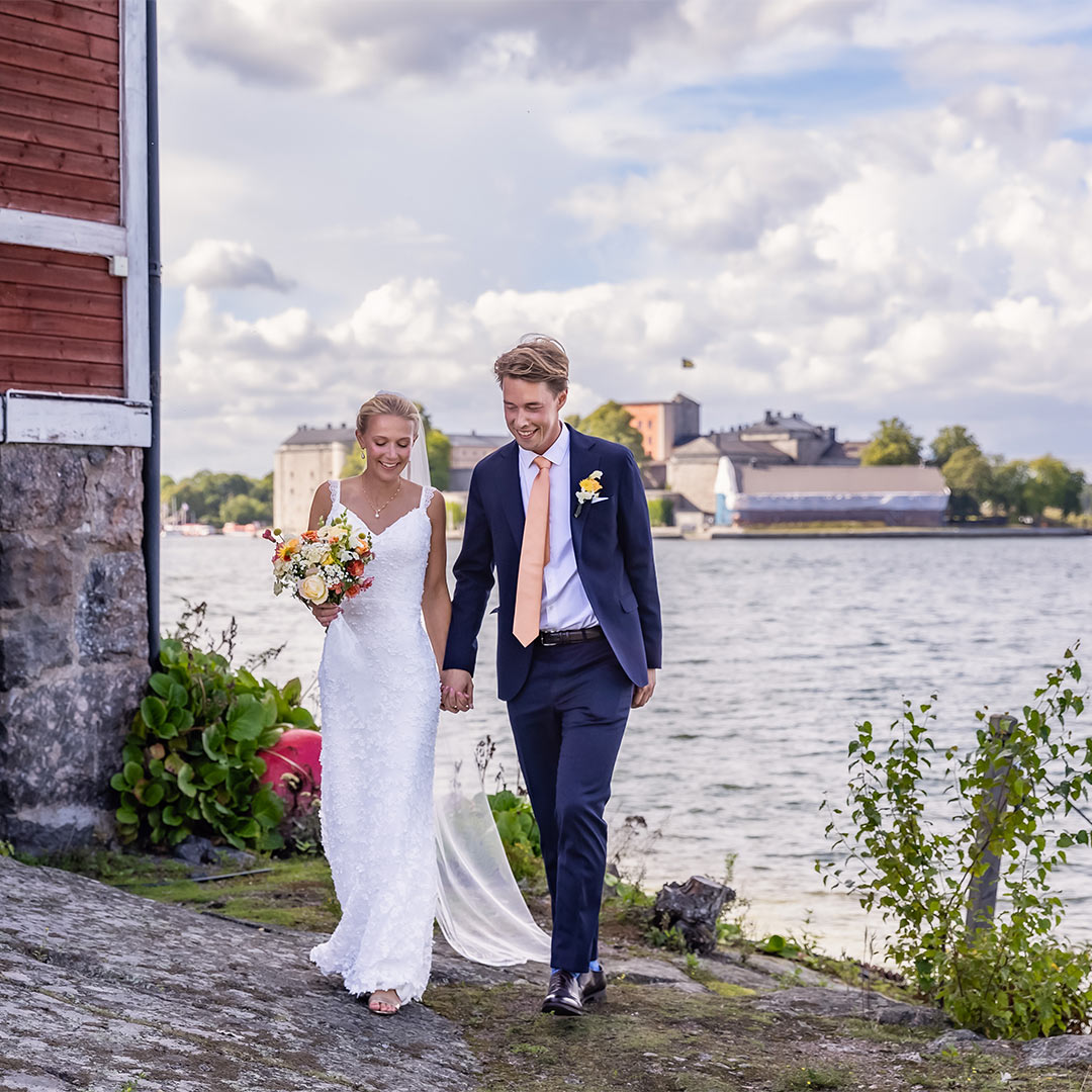 Brudpar på väg mot vigseln på Badholmen vid Vaxholm.