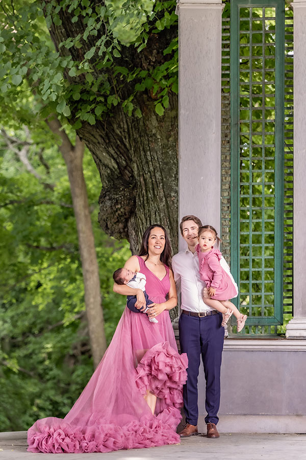 Familjefotografering med två barn i Ekotemplet i Hagaparken om sommaren.