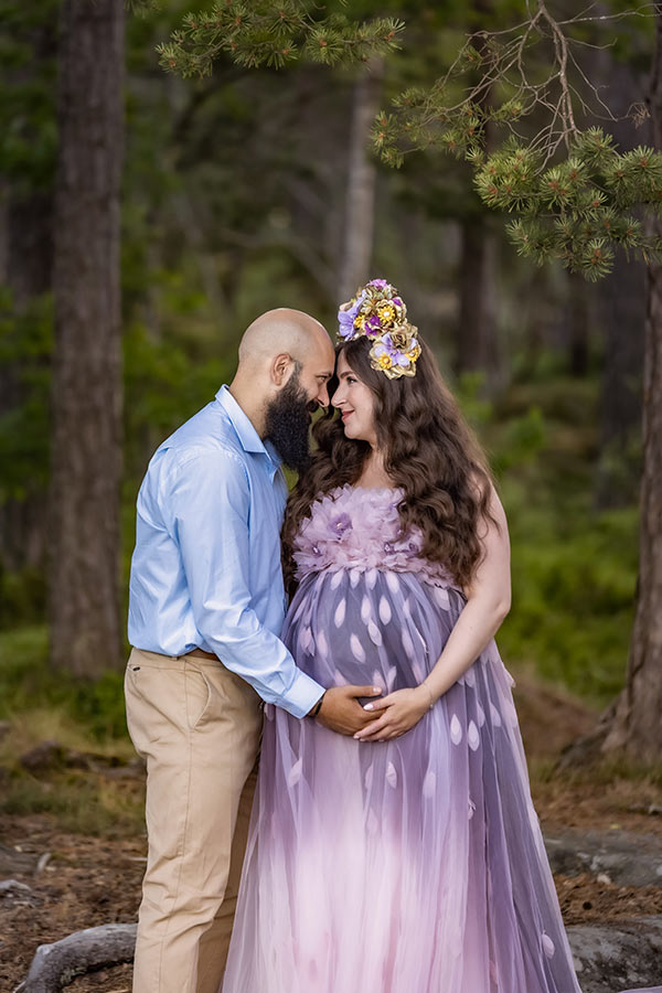 Gravidfotografering med en blivande mamma och pappa som håller om varandra.