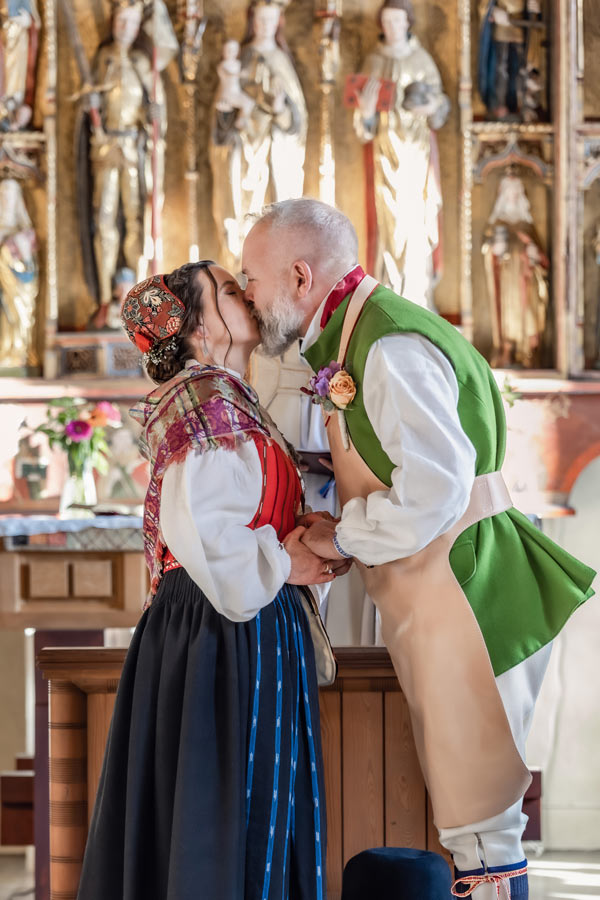  Första kyssen i kyrkan under vigseln. Brudparet har på sig folkdräkt.