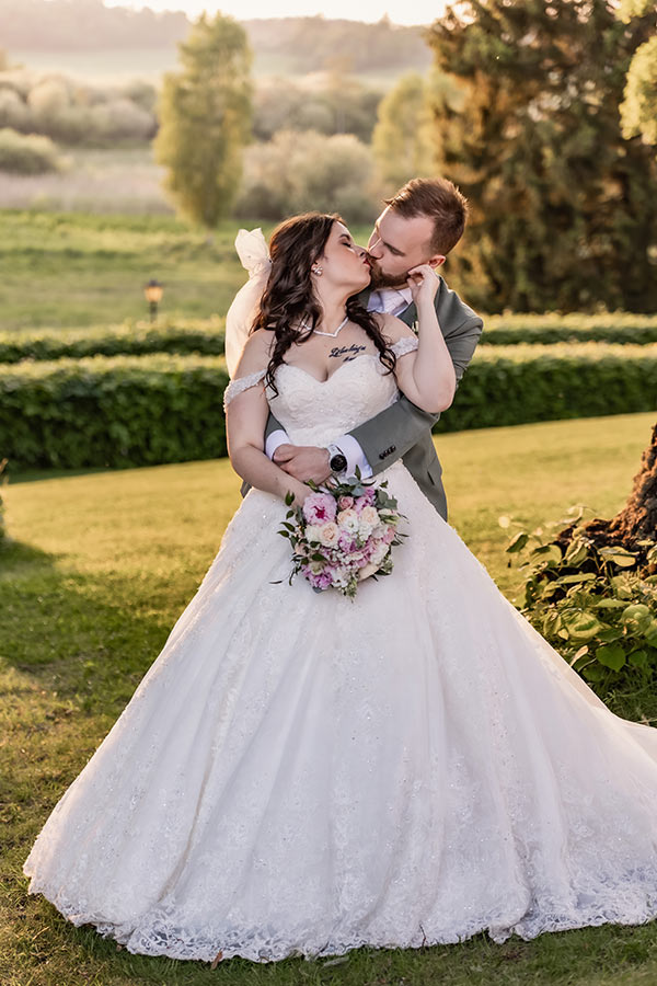 Bröllopsfotografering i slottsträdgården vid Södertuna Slott i kvällsljuset.