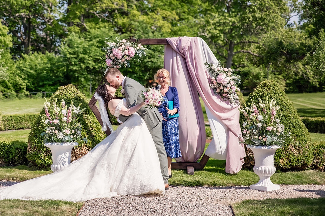 Första kyssen som herr och fru vid vigseln i Södertuna slottspark.