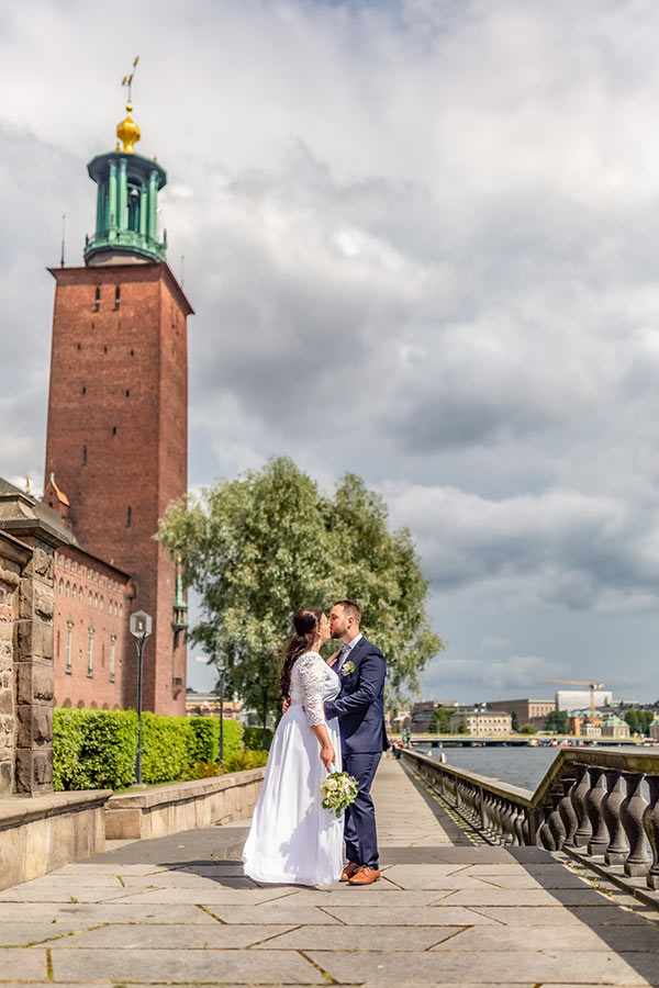 Porträttfotografering efter bröllop i Stockholms Stadshus.